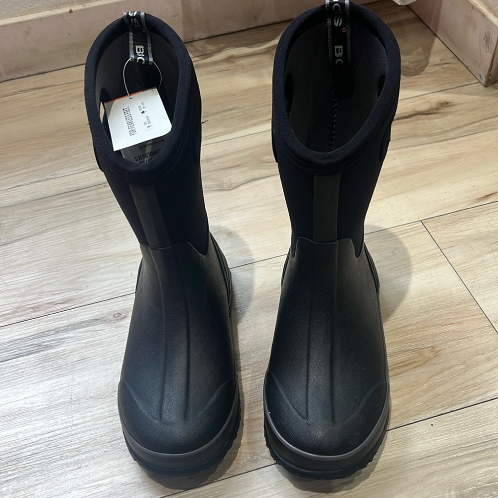 Brand New Youth BOGS boots